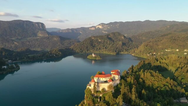 Die Burg von Bled am Bleder See in Slowenien aus der Luft 