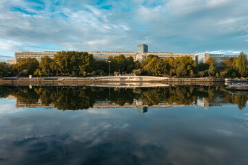 Reflet d'une rive citadine dans la Seine, à Paris