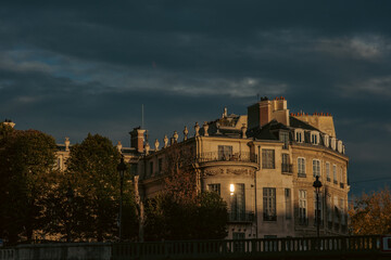 Fototapeta na wymiar Immeuble à Paris, reflet éblouissant du soleil dans l'une des fenêtres