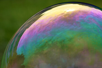 Schillernde Oberfläche einer grossen Seifenblase