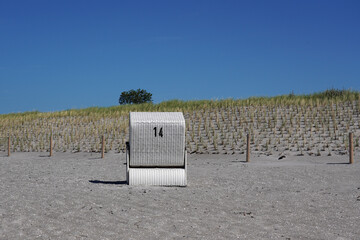 Strandkorb blickt an den Hang mit dem Gras