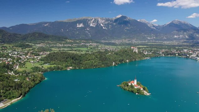 Flug &uuml;ber die Insel von Bled und den Bleder See in Richtung Burg von Bled. Der Bleder See befindet sich in Kroatien