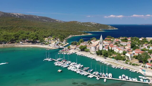 Flug &uuml;ber die kleine Stadt Osor direkt am Kanal Kavada, der die Insel Cres von der Insel Losinj trennt.