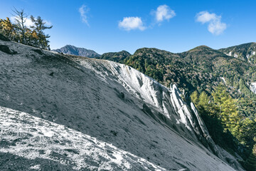 天空のビーチと甲斐駒ヶ岳