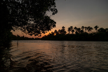 POR DO SOL NO RIO PREGUI&Ccedil;A
