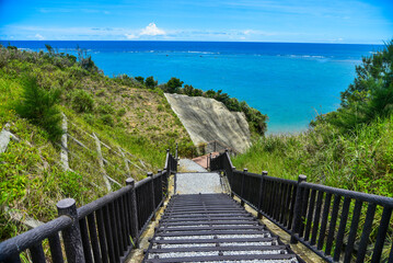 Fototapeta na wymiar 階段から眺める美しい海の風景