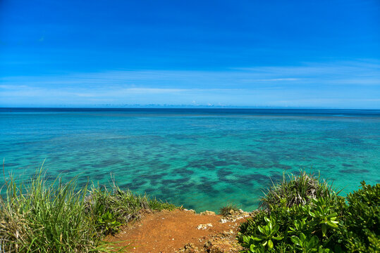 沖縄本島の真栄田岬にあるザネー浜の美しい風景 © Raicho