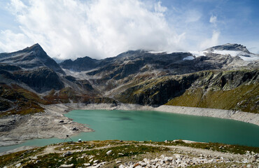 Hochgebirgsstausee Weißsee mit Staumauer in Hohe Tauern in den Alpen von Österreich