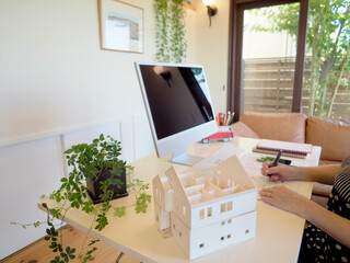 ホームオフィス　在宅勤務のワークスペース　女性の働き方　マイホーム　住宅設計　間取り図　住宅模型