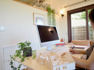 ホームオフィス　在宅勤務のワークスペース　女性の働き方　マイホーム　住宅設計　間取り図　住宅模型