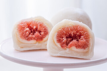 ケーキスタンドに乗ったいちじく大福 断面	