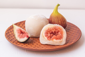 木の皿に乗ったいちじく大福 断面	