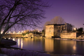 Moulin de Sommières passage à gué  sur le Vidourle, ville de Sommières en Occitanie département de l'Hérault. Longue pose, paysage nocturne, hiver, Languedoc, sud de la France. 