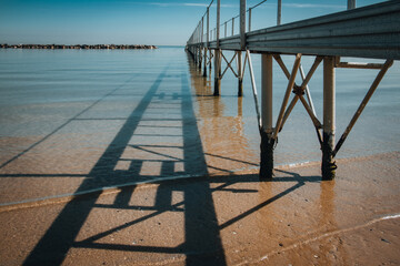 Jetée sur la mer et son ombre