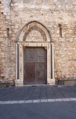 Fototapeta na wymiar Seiteneingang Cattedrale Taormina