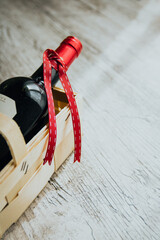 Bouteille de vin rouge dans panier cadeau