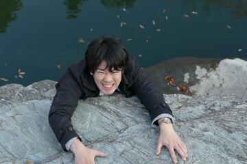 がけっぷちの男