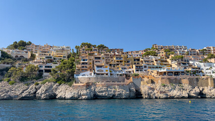 Fototapeta na wymiar Cala Fornells vom Wasser aus, Blick auf die Küste von Mallorca, Bootstour von Paguera nach Port d'Andratx, Häuser und Hotels an der Küste, Schöne Panorama Aussicht auf die Architektur der Insel