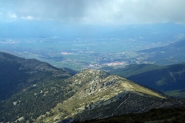 Cercedilla y la cresta conocida como Cuerda de las Cabrillas en Madrid, España. Visión desde el sendero que conduce a la cima de La Bola del Mundo en primavera.