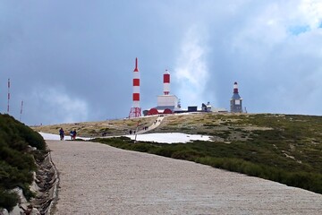 Senderistas subiendo a la cima de la montaña de La Bola del Mundo o Alto de las Guarramillas en...