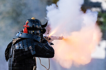 火縄銃を射撃する鎧武者（Armoured samurai firing musket）