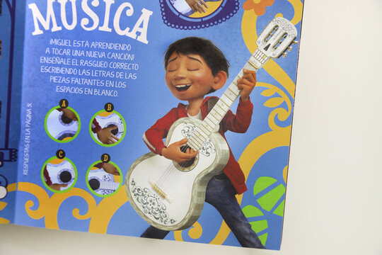 Children's activity magazine with the theme of the movie Coco. Disney - Pixar. Miguel De La Cruz.  Book to color, learn and have fun.