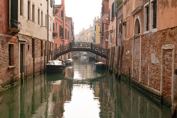 Fototapeta na wymiar Canal dans un quartier nord de Venise