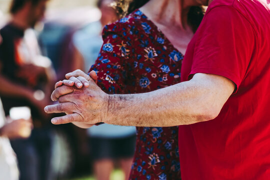 Mains d'un couple en train de danser dans un bal folk
