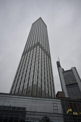 Obraz premium Tall and traditional buildings in a cloudy city