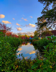 Rote Schwedenh&auml;user an einem See
