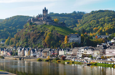 Obraz premium Reichsburg bei Cochum im sonnigen Nebel