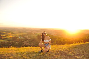 garota atraente no alto da montanha 