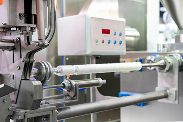 Automatic u type clipping machine for clipping artificial and natural casing sausage after filler manufacturing process of food industrial