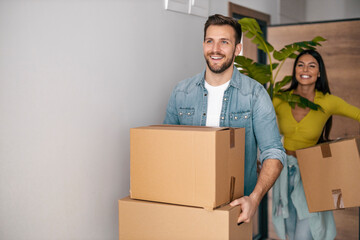 Young couple moving to a new home - 539245618
