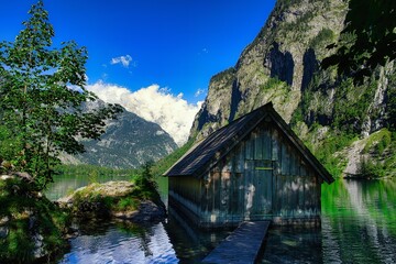Fototapeta na wymiar Bootshaus Hintersee Alpen Berge