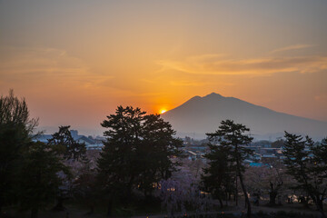 青森県　 弘前城展望台から望む夕暮れの岩木山　
