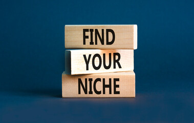 Obraz premium Find your niche symbol. Concept words Find your niche on wooden blocks. Beautiful grey table grey background. Business and find your niche concept. Copy space.