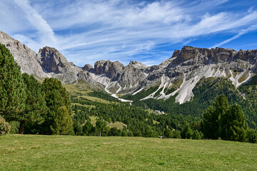 Fototapeta na wymiar Panorama vom Gipfel des Col Raiser mit Blick auf die Berge in den Dolomiten, in Santa Cristina, Valgardena, Bozen, Südtirol Italien
