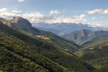 Naklejka na ściany i meble Picos de Europa y valle de Liébana desde el mirador de Piedrasluengas, Cantabria, España