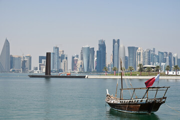Fototapeta premium Qatar Doha Corniche building eau bateau tradition