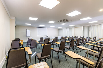 Auditório montado para reuniões, empresas.