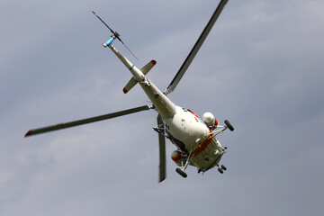 Helikopter polskiej policji w trakcie akcji poszukiwawczej i ratunkowej - obrazy, fototapety, plakaty