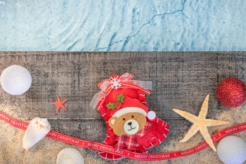 Concept de fêtes de Noël avec des coquillages et une étoile de mer au bord d'une piscine....