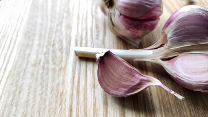 Ripe garlic on the kitchen table. - 539270447