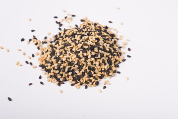 Fototapeta premium Sesame seeds isolated on white background
