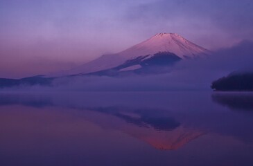 Fototapeta premium 山中湖より望む朝焼けの富士山