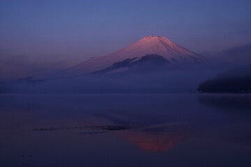 Fototapeta premium 山中湖より望む朝焼けの富士山