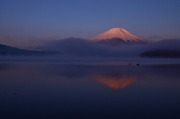 山中湖より望む朝焼けの富士山