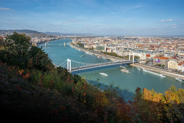 Panoramisch luchtfoto van de Donau met de Elisabeth-brug, de Szechenyi-kettingbrug en het Hongaarse parlement - Boedapest, Hongarije