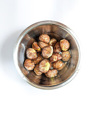 栗の渋皮煮作り 鬼皮の皮むきに失敗したボウルに入っている栗